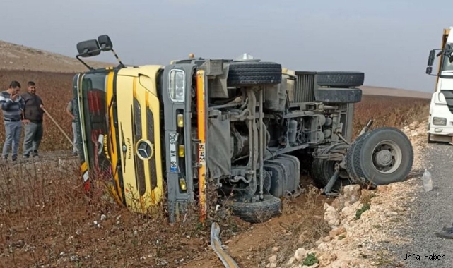 Harran'da kamyon  şarampole devrildi