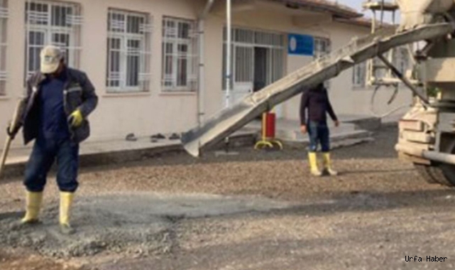 İş başa düştü! Müdür ve öğretmenler okul bahçesini düzeltti!