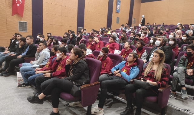 Kitap Fuarında seminer düzenledi: Öğrencilerin ilgisi yoğun oldu