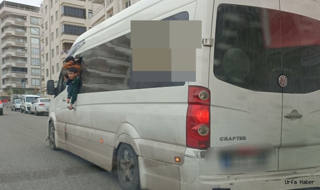 Öğrencilerin tehlikeli yolculuğu! Okul servisinden kendilerini sarkıttılar!