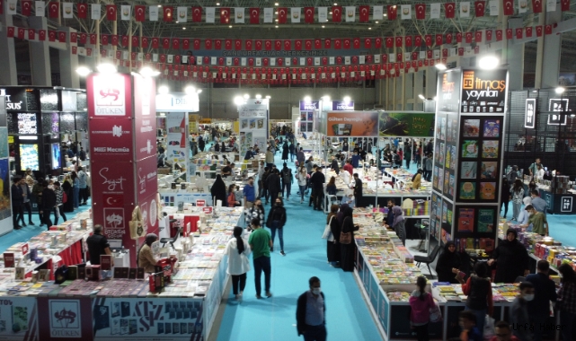 Kitap fuarında hafta sonu yoğunluğu