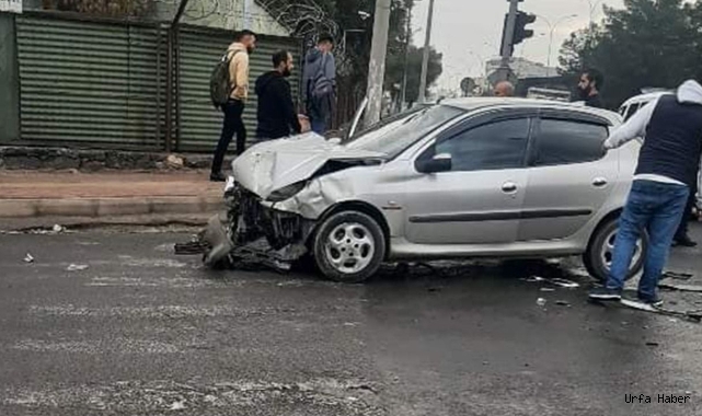 Urfa’da otomobil direğe çarptı