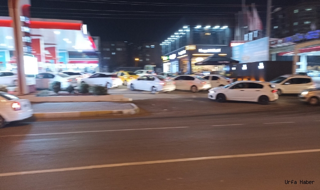  Urfa'da vatandaş zam öncesi  akaryakıt istasyonuna koştu