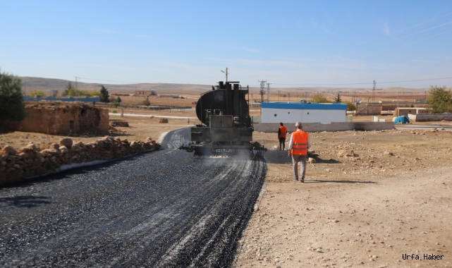 Urfa’nın ilçesinde yol çalışması sürüyor