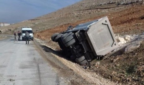  Urfa’da belediyeye ait kamyon kaza yaptı
