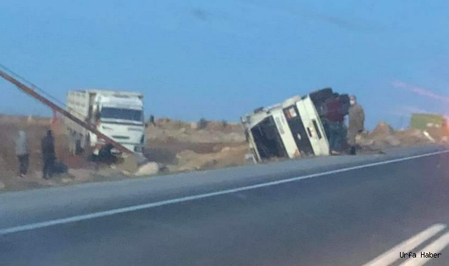 Urfa’da kamyon şarampole devrildi