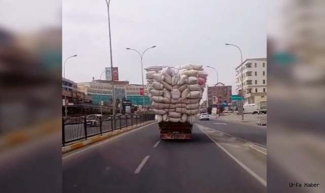 Urfa'da saman  yüklü kamyon  tehlike saçtı