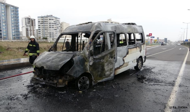  Urfa- Diyarbakır yolunda minibüs bir anda alev aldı