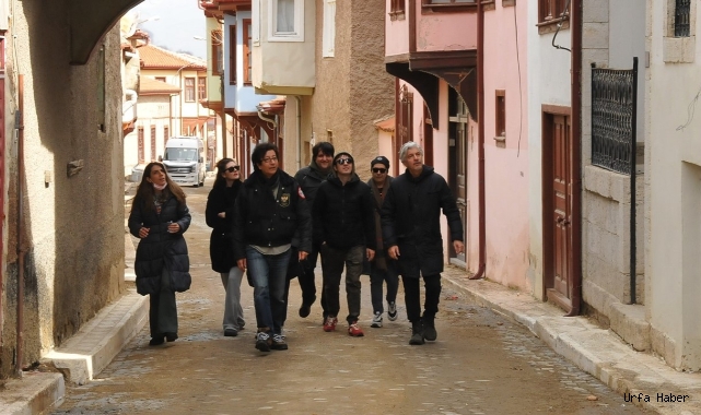 Uygur kardeşler babalarının büstünü görünce duygulu anlar yaşadı