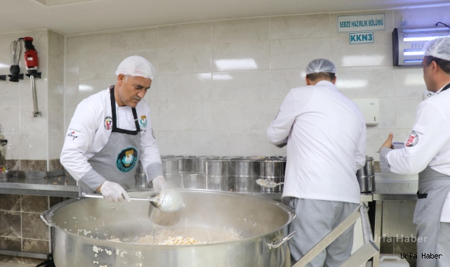 Haliliye’de 712 hanenin sofrasına sıcak yemek ulaştırılıyor