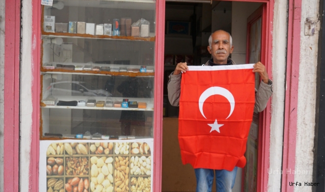 Haliliye’de Çanakkale şehitleri anısına bayrak dağıtıldı