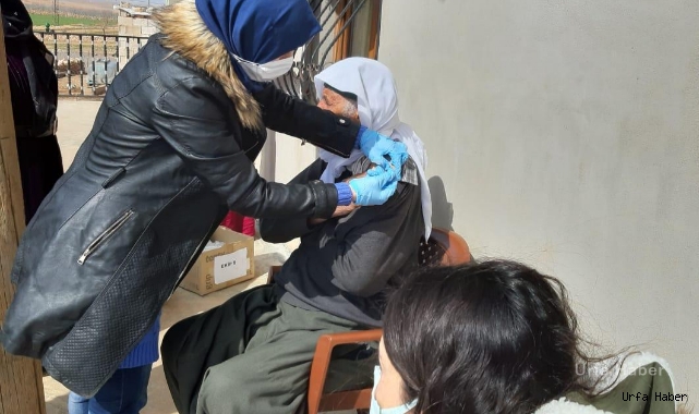 Urfa’nın ilçesinde 65 yaş üstüne aşı yapıldı