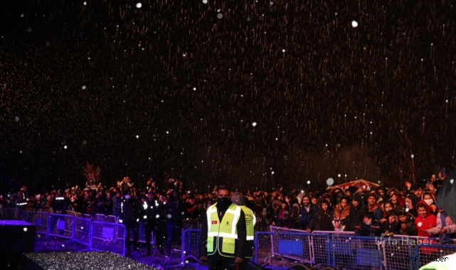 Viranşehir’de ünlü sanatçının konserine  yüzlerce kişi katıldı