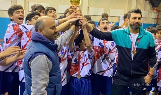Voleybol müsabakalarında şampiyon oldu