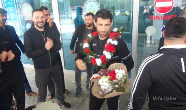 Avrupa şampiyonu güreşçi davul zurna eşliğinde karşılandı