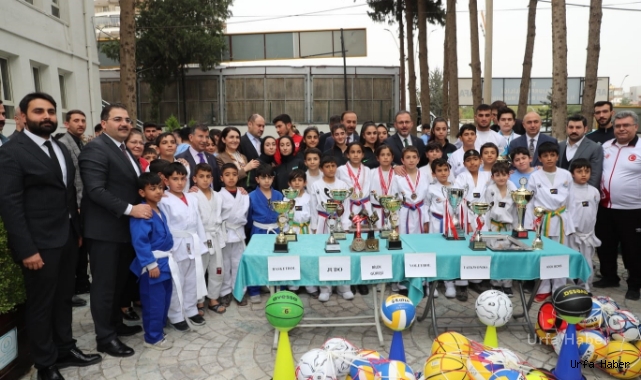 Bakan Kasapoğlu, Haliliyeli sporculara madalya takdim etti
