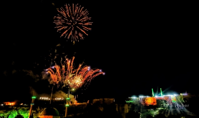 Kurtuluş temalı ışık ve lazer gösterisi tarihi Urfa kalesine yansıtıldı