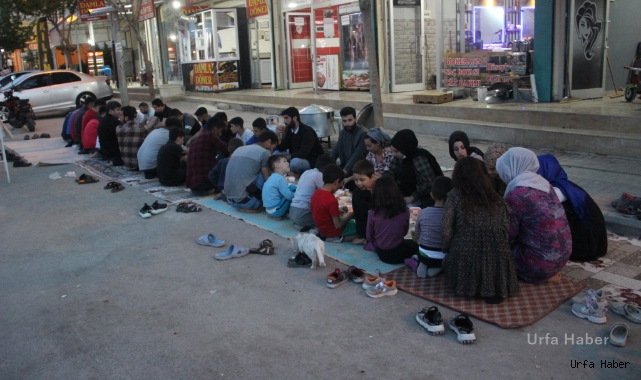 Şanlıurfa’da Sokak ortasında iftar sofrası