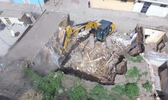 Tarihi Siverek Kalesi'nin eteğindeki kamulaştırılan binaların yıkımına başlandı