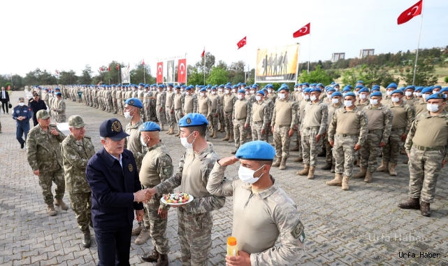 Bakan Akar Şanlıurfa’da askerlerle bayramlaştı