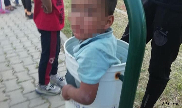 Çöp kovasına sıkışan çocuğu itfaiye kurtardı