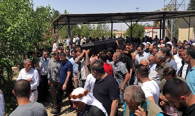Hayatını kaybeden mahalle muhtarını binlerce kişi uğurladı