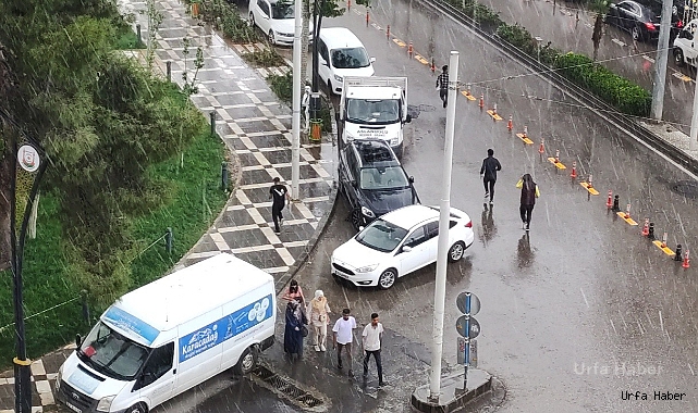 Şanlıurfa'da dolu ve yağmur hayatı felç etti