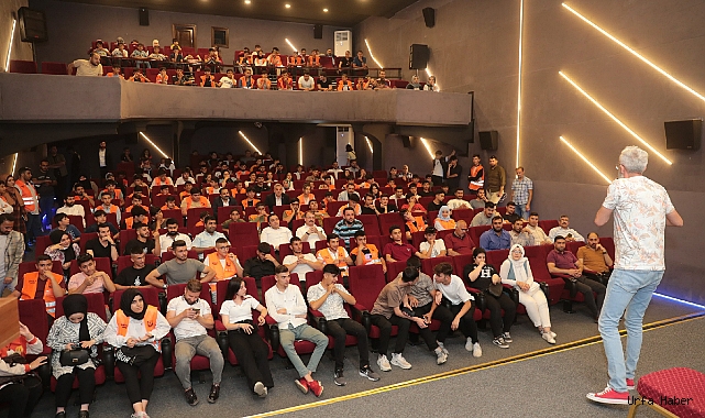 Başkan Beyazgül gençlerle Stand-Up gösterisinde buluştu