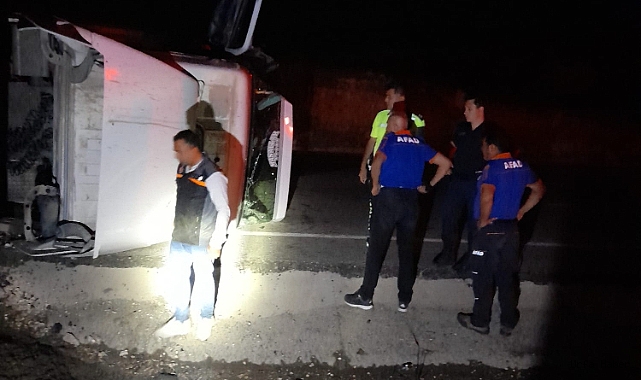 Kum yüklü kamyon devrildi: 1 yaralı