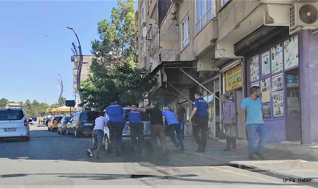 Polisler yolda kalan sürücüye yardım etti