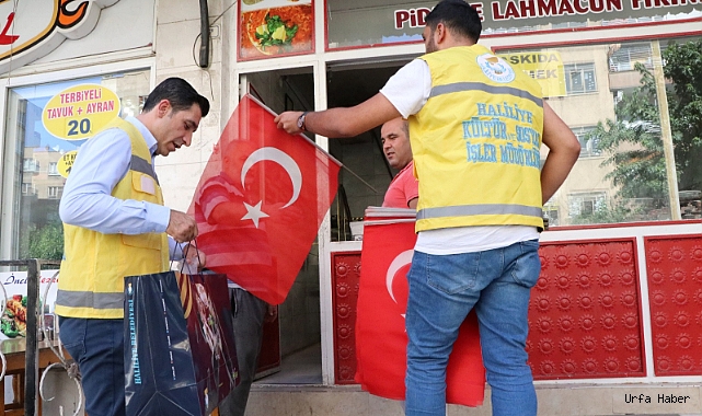 HALİLİYE'DE ESNAF VE VATANDAŞA TÜRK BAYRAĞI DAĞITILDI