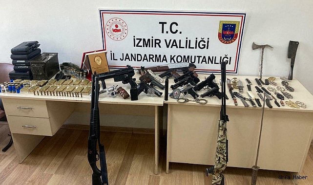 İZMİR'DE SAHTE POLİSİN EVİNDEN CEPHANELİK ÇIKTI