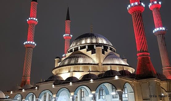 Şanlıurfa'da bir cami parça parça dökülüyor!