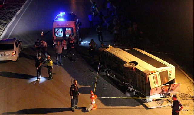 TARIM İŞÇİLERİNİ TAŞIYAN MİNİBÜS DEVRİLDİ, 1 ÖLÜ, 14 YARALI