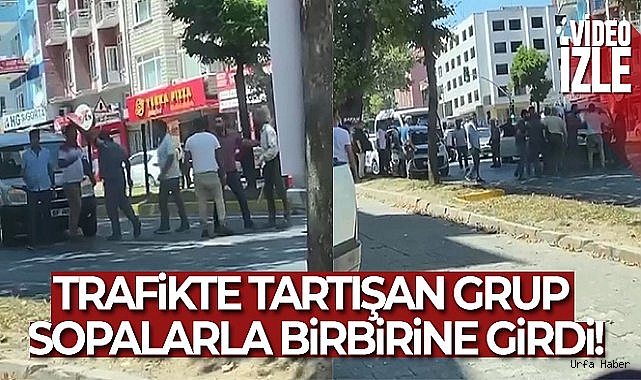 Trafikte tartışan grup yolun ortasında sopalarla birbirine girdi