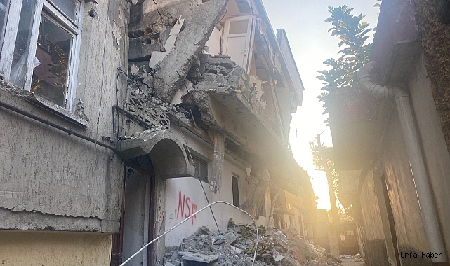 Ağır hasarlı bina mahalleliyi korkutuyor