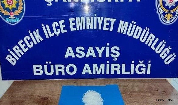 BİRECİK'TE UYUŞTURUCU SATICISI SUÇÜSTÜ YAKALANDI