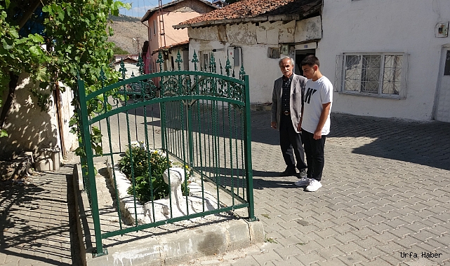 Bu mezar bir asırdır yolun ortasında, kime ait olduğunu ise bilen yok
