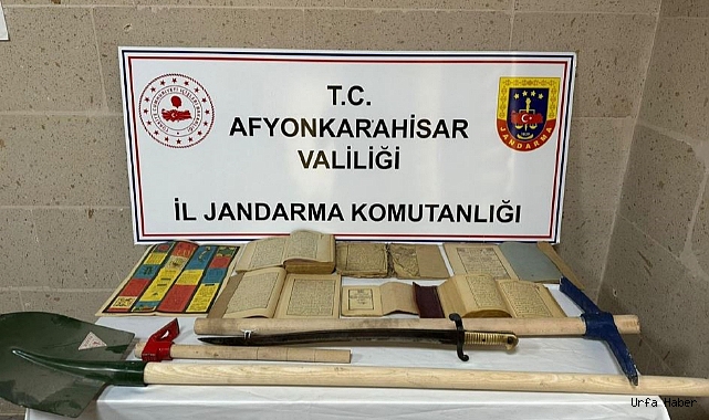 Defineciler Arapça yazılı kitaplar ve kılıçla jandarmaya yakalandı
