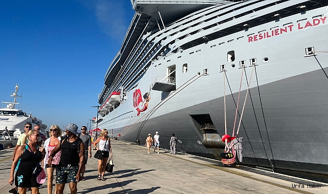 Dev yolcu gemisi 2 bin 300 yolcuyla Bodrum'a geldi