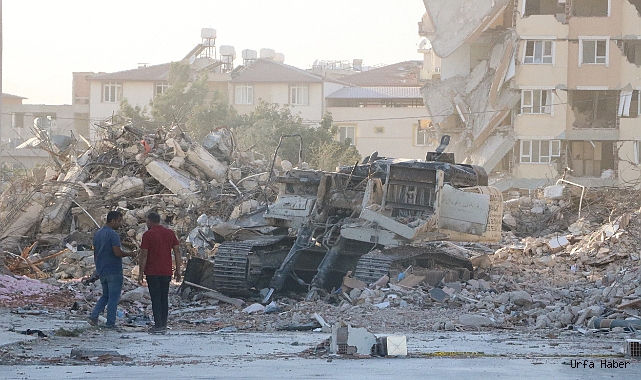 Enkazdan çıkarılan iş makinesinin son hali yıkımın acımasız yüzünü yeniden ortaya serdi