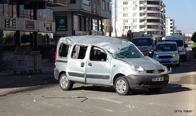 Hafif ticari araç kazada hurdaya döndü: 2 yaralı