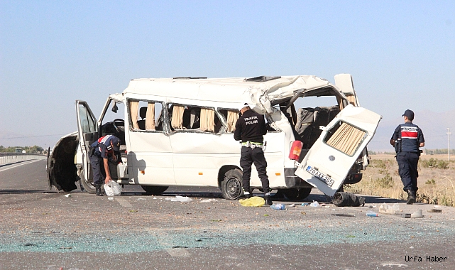 Karaman'da lastiği patlayan minibüs devrildi: 1 ölü, 10 yaralı