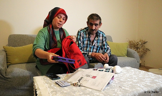 Kaybolan kızlarını beklerken kayalıklarda bulunan çantası geldi