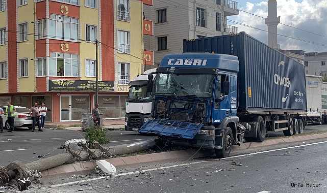 Kontrolden çıkan tır elektrik direğini devirdi