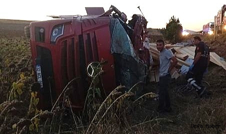 Kütahya'da kereste yüklü kamyon devrildi: 1 ölü