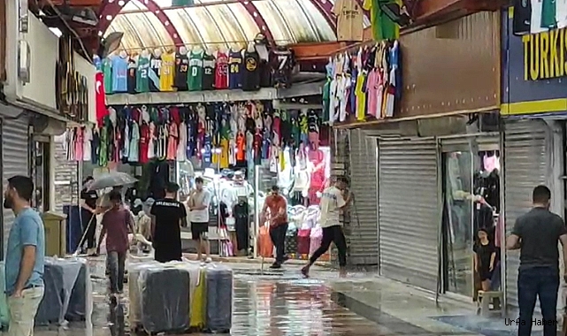Marmaris’te sağanak yağış sonrası kapalı çarşıyı su bastı