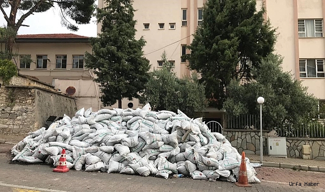 Okul için gönderilen kömürler, haftalardır depo önünde alınmayı bekliyor