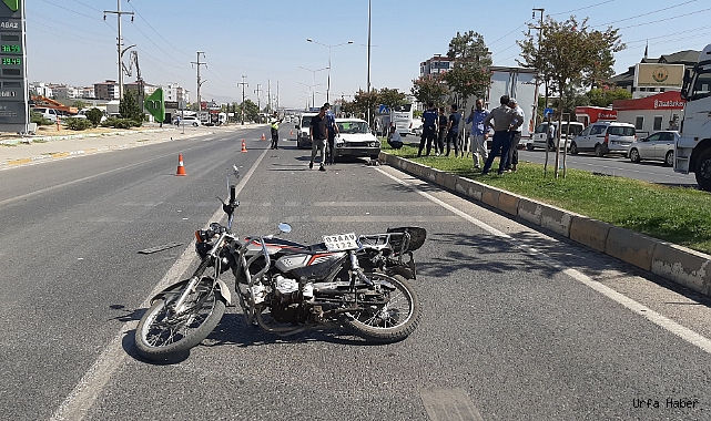 Otomobil motosikletle çarpıştı