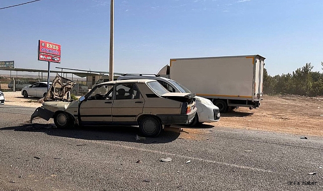 OTOMOBİLLER KAFA KAFAYA ÇARPIŞTI: 4 YARALI